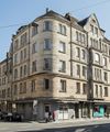 Schwabacher Straße 65, 2017, noch mit nachträglich angebrachter Überdachung des Gehwegs und Fassadenverkleidung im Stil der 50er Jahre