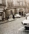 Kreuzung Hirschenstr. / <!--LINK'" 0:22--> mit Blick auf den Eingang der Ottoschule. Links im Bild Hirschenstr. 33. Aufnahme 1961