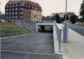 Die Unterführung Schießplatz unter der  kurz nach ihrer Eröffnung. Im Hintergrund die Gebäude  und , Aug. 1996