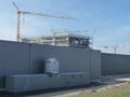 Kanalseitige Werkhallenfassade der Fa. Hoefer & Sohn,<br/>überragt vom Rohbau des Büro-/Verwaltungsgebäudes, Bauzustand April 2018