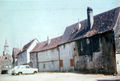 Häuserrückseite zum ehem. Schulhof (Synagoge), links im Hintergrund , 1969<br/>(über der Königstraße das schieferverkleidete Anwesen  mit ehem. 2. Zufahrt zum Gasthof "Zum Goldenen Schwan")