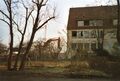 Abriss der <!--LINK'" 0:220-->, das alte Schulgebäude von 1939 ist schon abgeräumt, der demolierte Anbau mit Wandmosaik von 1959 steht noch, Blick vom Regnitz Fußweg, Oktober 1999