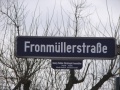 Straßenschild Fronmüllerstraße mit Erläuterung