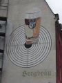 Große Werbemalerei der  an der Gebäuderückseite  95 (ehemalige Gastwirtschaft "Bergbräu-Eck" auf Nürnberger Seite).