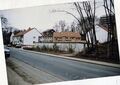 Neubauten und Garagen im ehem.  von der <a class="mw-selflink selflink">Vacher Straße</a> aus gesehen. Im Hintergrund die abgerissene  im  im Februar 1989