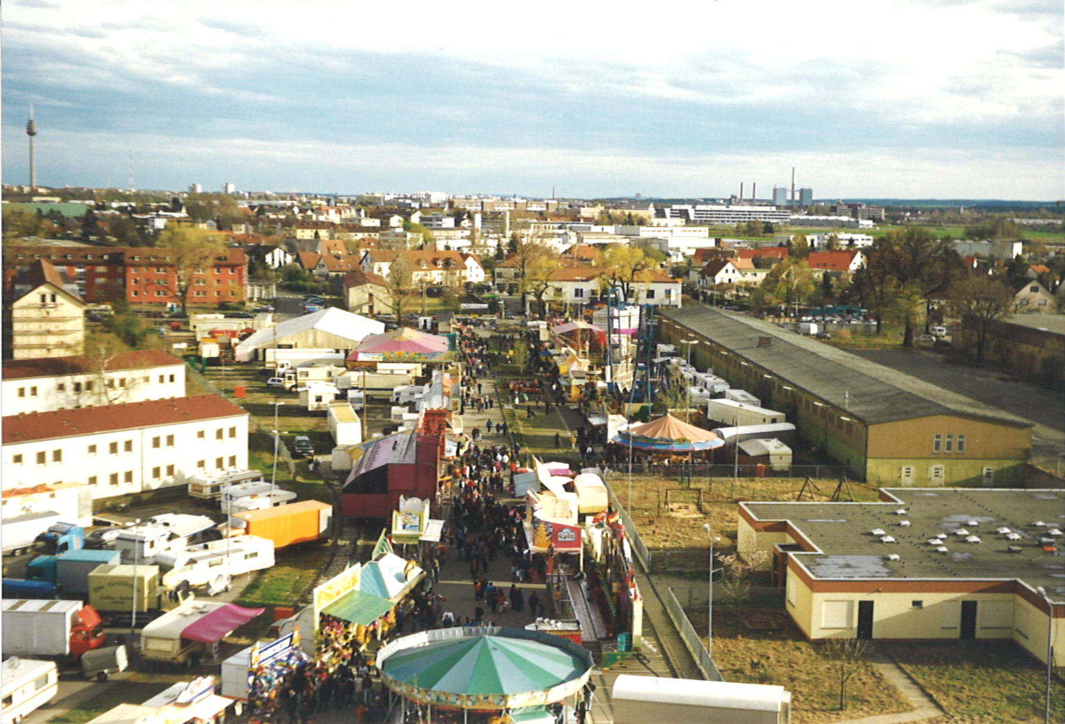 Blick vom Riesenrad, die Gleise sind gut zu sehen