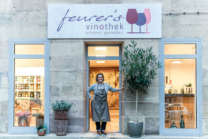 Laura Feurer vor der Feurers Vinothek.jpg