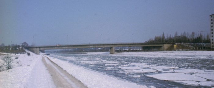 Die Brücke der Forsthausstraße über dens Main-Donau-Kanal