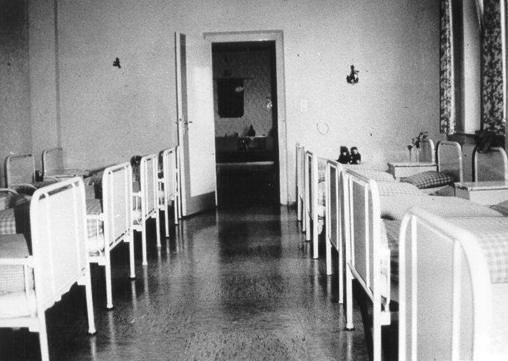 Datei:Schlafsaal Kinderheim, 30 er Jahre .png
