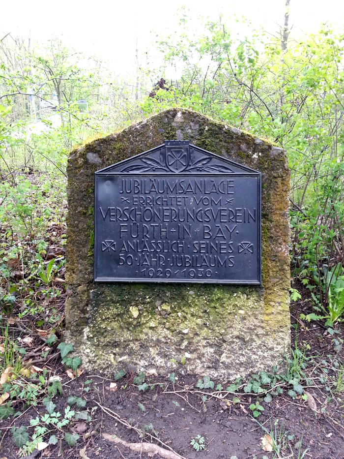 Gedenkstein mit Spruchtafel in der Jubiläumsanlage