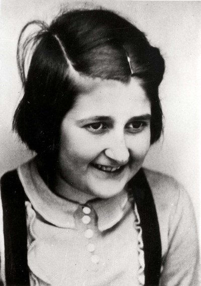 Datei:Eva Esther Hallemann; Born on 16.06.1927, she was deported on 22.03.1942, and was last seen in Izbica, Poland.jpg
