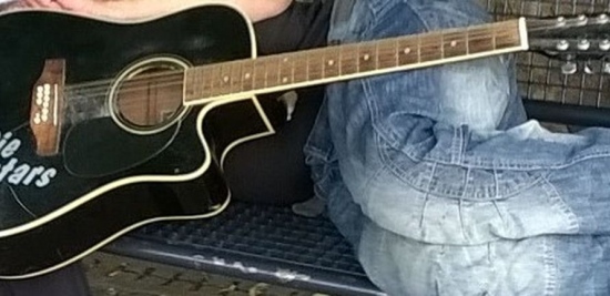 Datei:Gitarre des Opfers.jpg