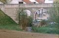Das Viadukt der Flugplatzbahn überquert Farrnbach und Mühltalstraße (1986). <span class="smw-highlighter" data-type="8" data-state="inline" data-title="Hinweis" title="Urheber: Bernd JesussekErstellungsdatum: 1. Mai 1986Lizenz: cc-by-sa-3.0"><span class="smwtticon note"></span><span class="smwttcontent">Urheber: <!--LINK'" 0:49--><br>Erstellungsdatum: <!--LINK'" 0:50--> <!--LINK'" 0:51--><br>Lizenz: cc-by-sa-3.0</span></span>