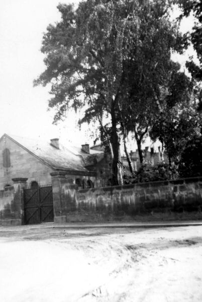 Datei:Friedhofseingang mit Taharahaus.jpg