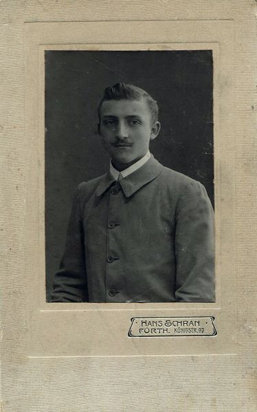 Datei:Schran Mann mit Tolle.jpg