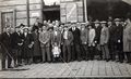 Gruppenbild vor der ehem. Restauration Langmann - im Hintergrund Werbung für den Photografen Georg Krehn und die Gewerkschaft der Angestellten GDA, ca. 1925