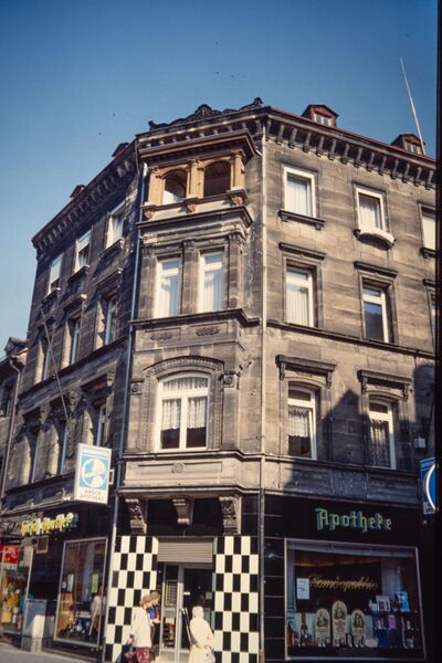 Datei:NL-FW 05 0310 KP Schaack Hirsch Apotheke Schwabacher Straße Ecke Rudolf-Breitscheid-Straße 17.3.1990.jpg