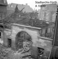 Blick in den Schulhof nach der Reichsprogromnacht; das Schulhoftor in der Mohrenstraße, gleich dahinter die zerstörte Neuschul, weiter hinten das zerstörte Scharrgebäude, rechts die Ruine der Altschul