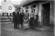Famlie Wagner vor altem Zwiebelgut-Haus.jpg