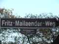 Straßenschild Fritz-Mailaender-Weg mit Erläuterung