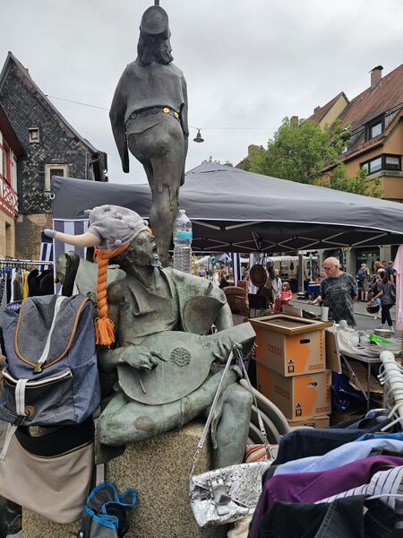 Datei:Gauklerbrunnen Ausschnitt während des Grafflmarktes Juni 2025.jpg