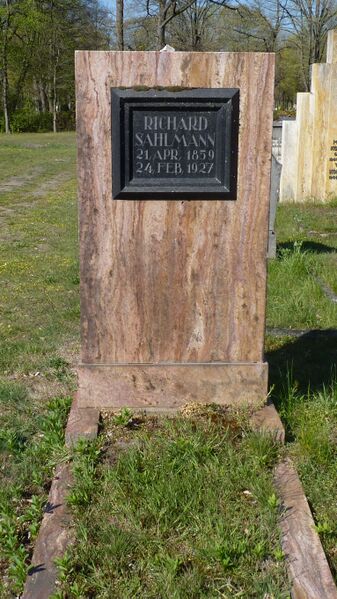 Datei:Grabstein Richard Sahlmann b.jpg