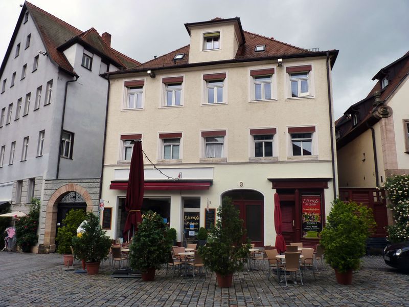 Datei:Marktplatz 3 mit Eiscafe, 2020.JPG