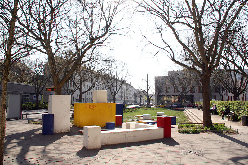 Datei:Stresemannplatz Kunst.jpg