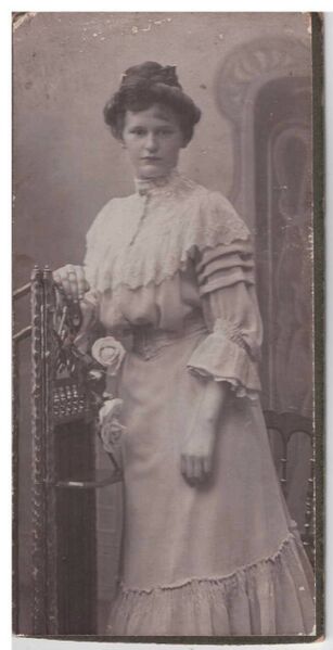 Datei:Junge Frau.jpg