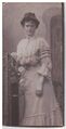 Junge Frau im Spitzenkleid 1910