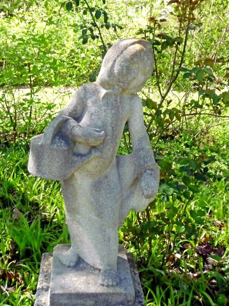 Datei:Mädchenfigur Schulgarten.jpg