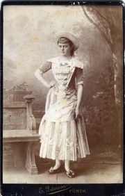 Ponyfrau mit Bank Peterson.jpg