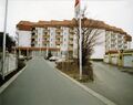 Die neu gebaute Senioreneinrichtung Kursana auf dem ehem. Areal der Foerstermüle, rechts noch die alte Tankstelle samt Garagen und Autowaschanlage, Jan. 1989
