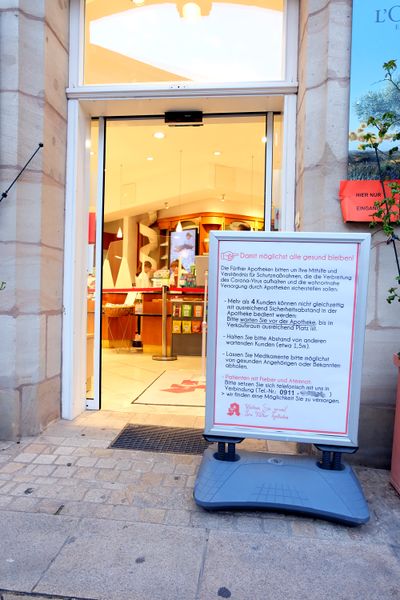 Datei:Apotheke Corona-Virus Mrz 2020.jpg