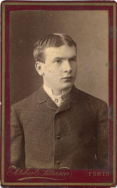 Datei:Mann mit Mittelscheitel 1886.jpg