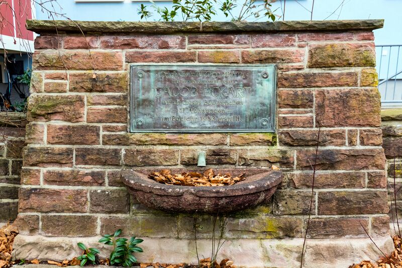 Datei:Jacob Eckart Brunnen 1.jpg