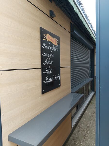 Datei:Kärwalager des Wochenmarktes 2.20221016.jpg