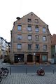 Eines der wenigen Häuser, die die Sanierung des Gänsberg "überlebt" haben - Königstraße 40 - im Erdgeschoss ein Tattoo-Laden, der im Jahr 2018 Ziel eines Sprengstoffanschlags war, Nov. 2020