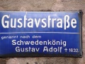 Straßenschild Gustavstraße, historisch, mit Erläuterung