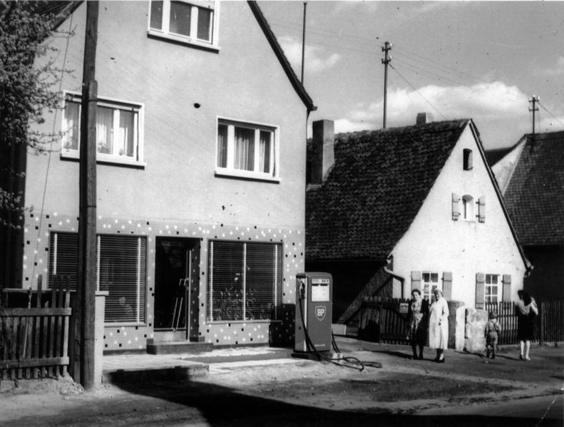 Datei:Leurpendeur Tankstelle.jpg