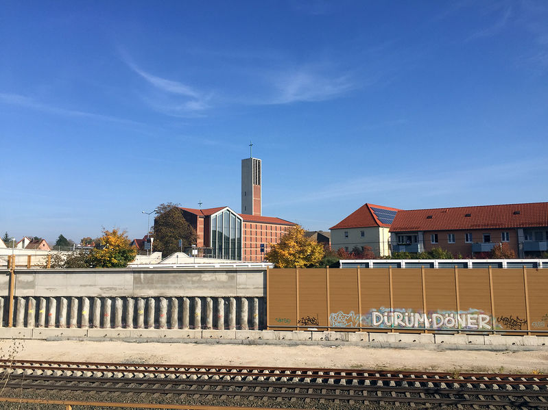 Datei:Christkönig-Kirche 2016 S-Bahn.jpg