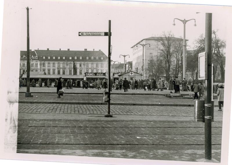Datei:Foto Weihnachtsmarkt ca. 1950.jpg