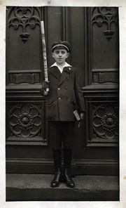 Kind vor dem Haupteingang der ehem Synagoge.jpg