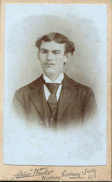 Datei:Mann mit Mittelscheitel Wacker.jpg