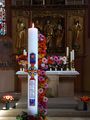 Osterkerze und Blumenkreuz in St. Peter und Paul
