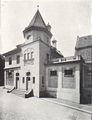 II. Städtisches Brause- und Wannenbad, Geleitsgasse 13, rechts der rückwärtige Giebel von Königstr. 40. Aufnahme um 1907
