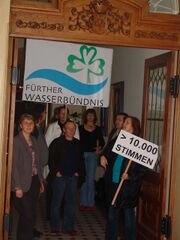 06-04-08 Wasserbündnis Rathaus 10000 Stimmen 01.jpg