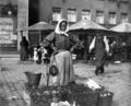 Markttag mit Marktständen und Ketznfrauen auf dem heutigen Obstmarkt, ca. 1910