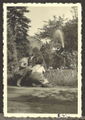 Rainer Appel mit Schwester im "oberen Garten" an der Westseite der Villa (Blickrichtung zur Jakobinenstr.) Im Hintergrund ein gusseiserner Brunnen. Mai 1942
