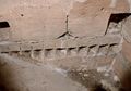 der romanische Zackenfries, durchschnitten vom gotischen Kreuzrippengewölbe
